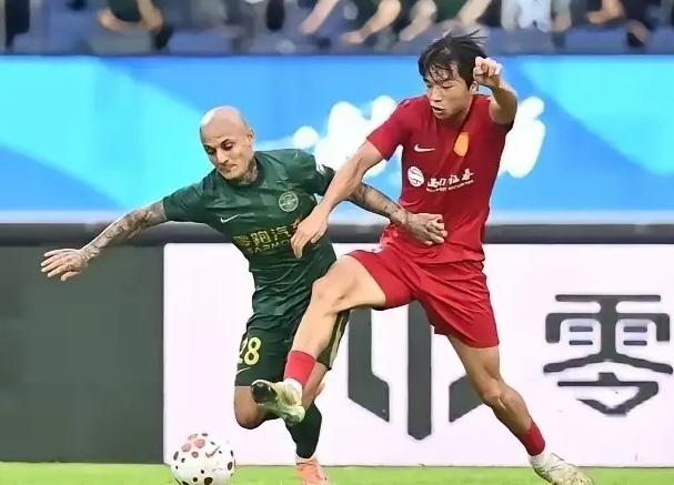 重庆铜梁龙李镇全不是第一个防到外援情绪失控吃红牌的中国球员！大家不要忘记了蓉城还