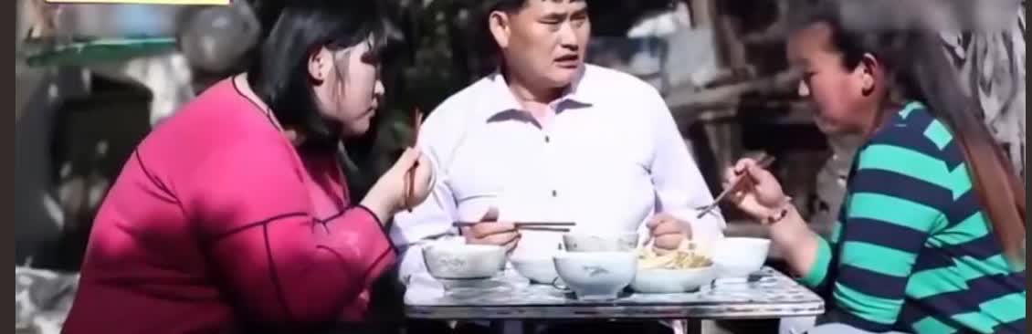 大衣哥骂自己的女儿可真难听！原因是他们一家三口吃饭的时候。当时大衣嫂心疼闺女，往