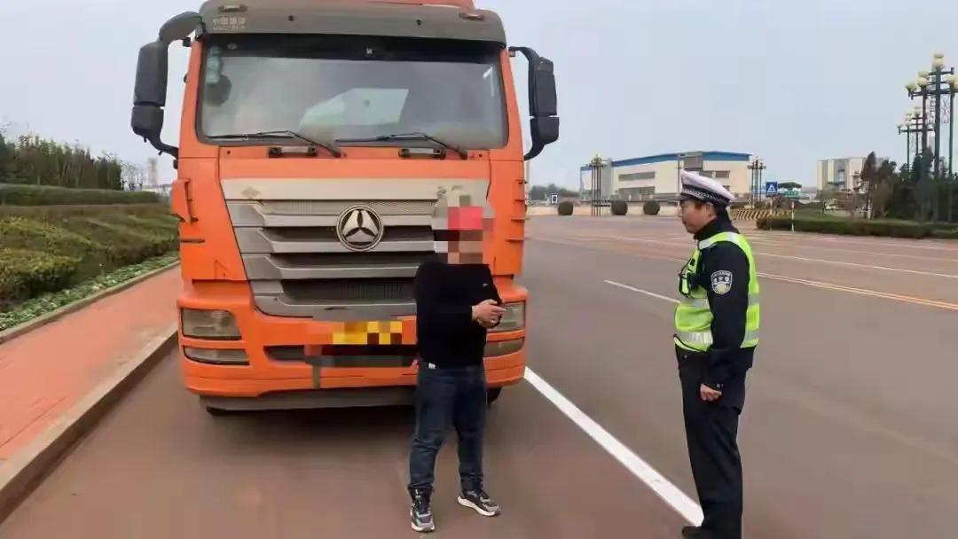 大货车驾驶员瑟瑟发抖了！山东烟台，终于对大货车下重手了，集中整治超载、闯红灯等违