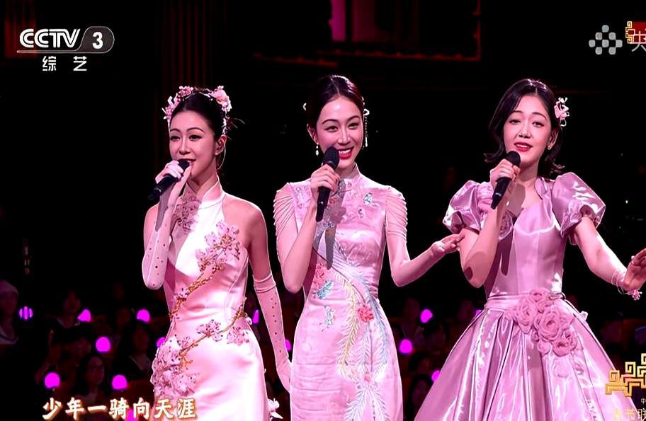 春晚同台10个女星，镜头怼脸，姜妍竟成了最大赢家。那件粉色旗袍，别人穿可能