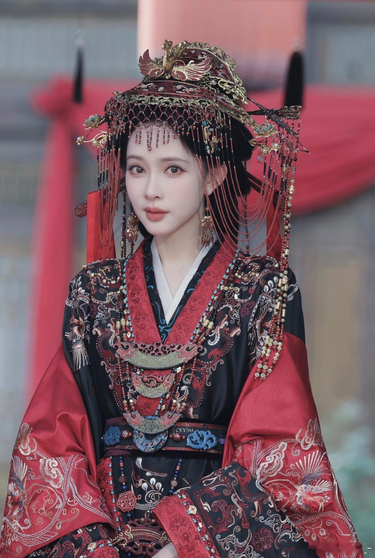 孟子义的将门独后妆造确实是精致繁琐让人想起来了违章建筑
