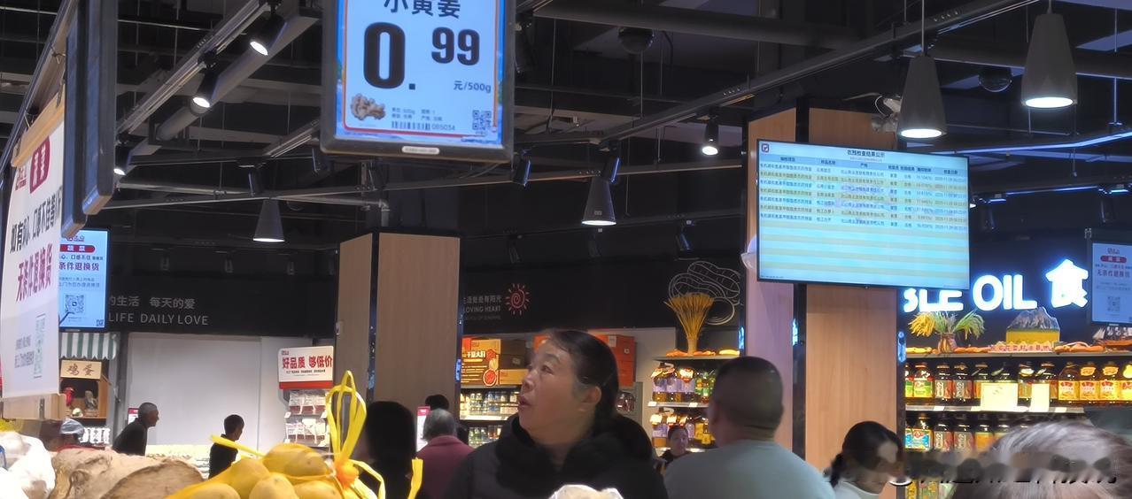 今晨逛超市，无意中发现生姜居然只有0.99元，迅速买了10斤，旁边一同买姜的姐姐