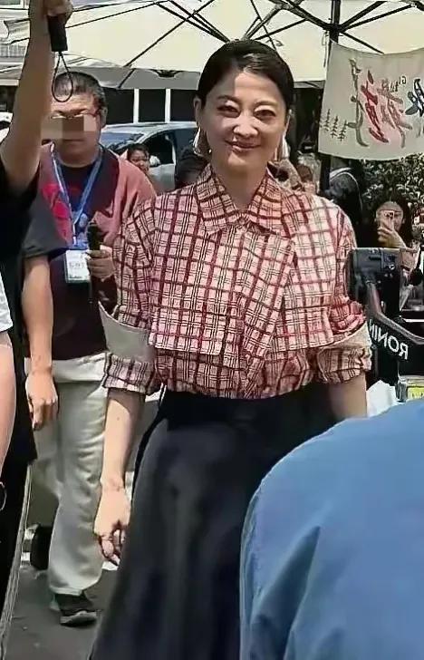 梅婷，今年50岁了，做奶奶、姥姥的年纪了，街头随手拍的照片，看上去就是一个普通的