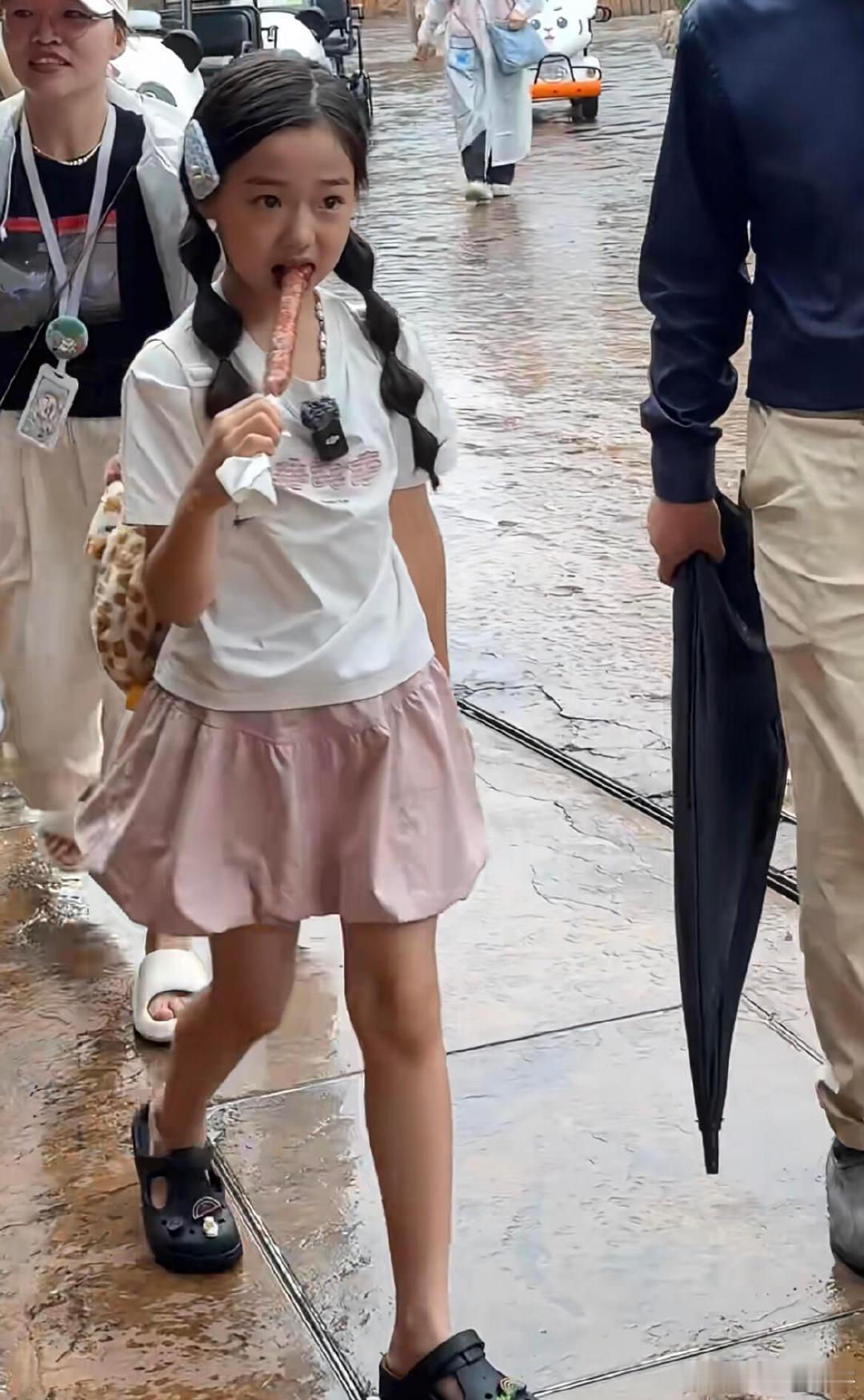 董璇小酒窝妈妈基础女儿就不基础小酒窝在动物王国里像只快乐的小鸟，一会儿追着鸽子