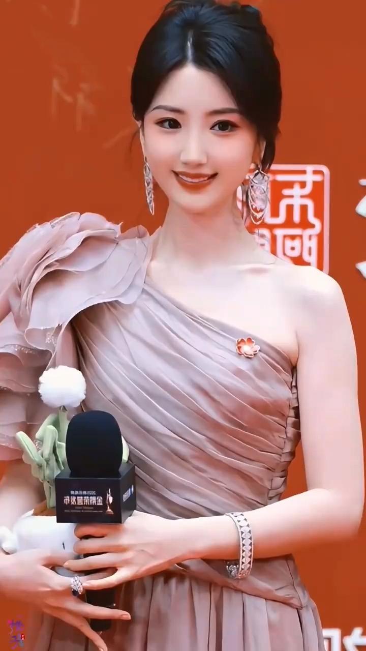 毛晓彤太美了[赞][赞]娱乐甜美美丽动人