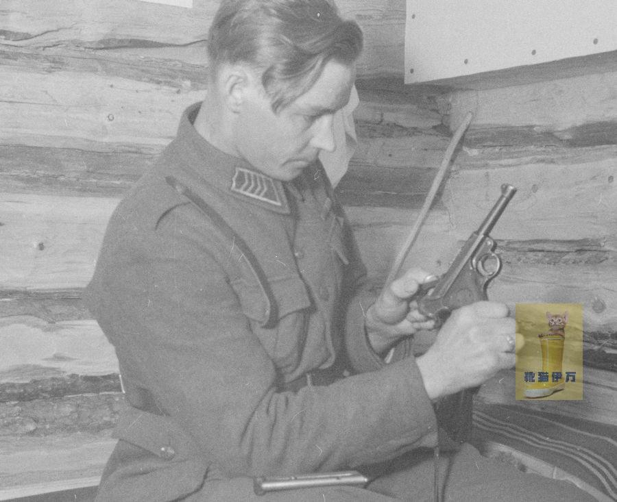 苏芬战争时期，芬兰军队的高级军士凯约宁正在检查他的帕拉贝鲁姆手枪，弹匣放在膝盖上