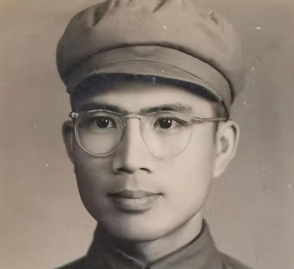 1951年，一个15岁新兵擦大炮，埋头看瞄准镜，谁料突然瞅见对面山头绿影晃动。