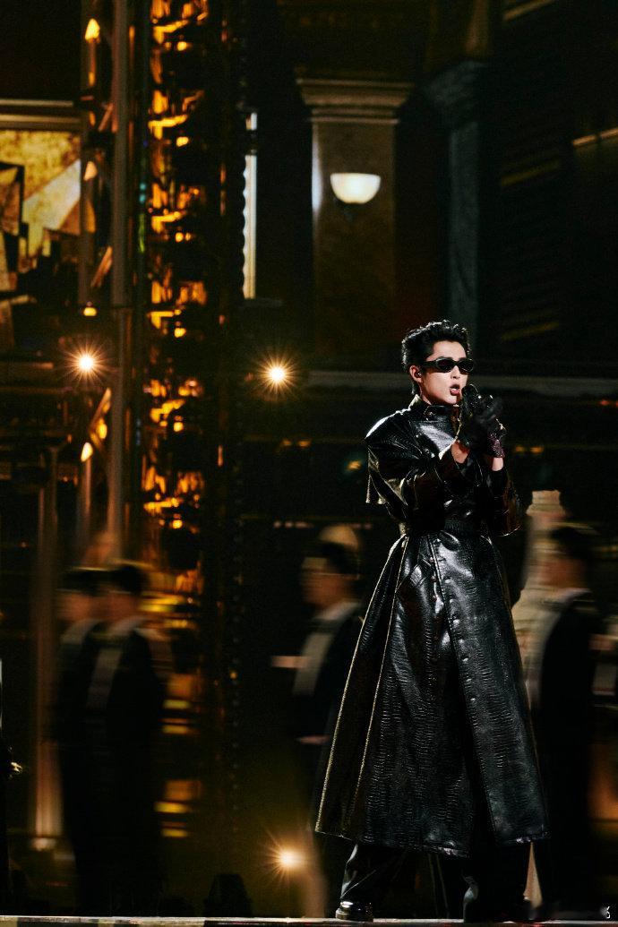 王鹤棣与机器人跨界组团谁懂啊！王鹤棣剑势一动，机器人阵型秒变，科技感舞台感双拉