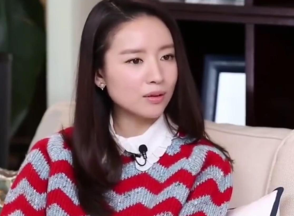 董洁曾谈和潘粤明离婚，哽咽坦言两年不接工作，背后隐情太唏嘘最近董洁曾谈和潘粤明