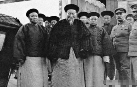 1884年，李鸿章去英国访问，德国人给李鸿章推销马克沁机枪。当李鸿章第一次看到这