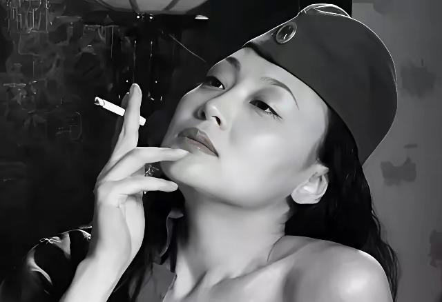 1935年，戴笠最得意的女学生向影心，正与日本海军武官贴身跳舞，日本人的手很自然