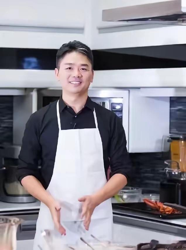 刘强东，50岁，京东创始人，出身农村，人大社会学系毕业；王兴，45岁，美团创始人