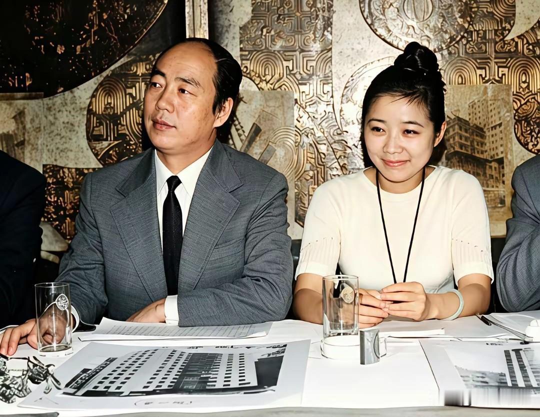 70年代，王德辉龚如心旧照，地产大亨夫妻。镜头下，王德辉身着笔挺西装，沉稳端坐；