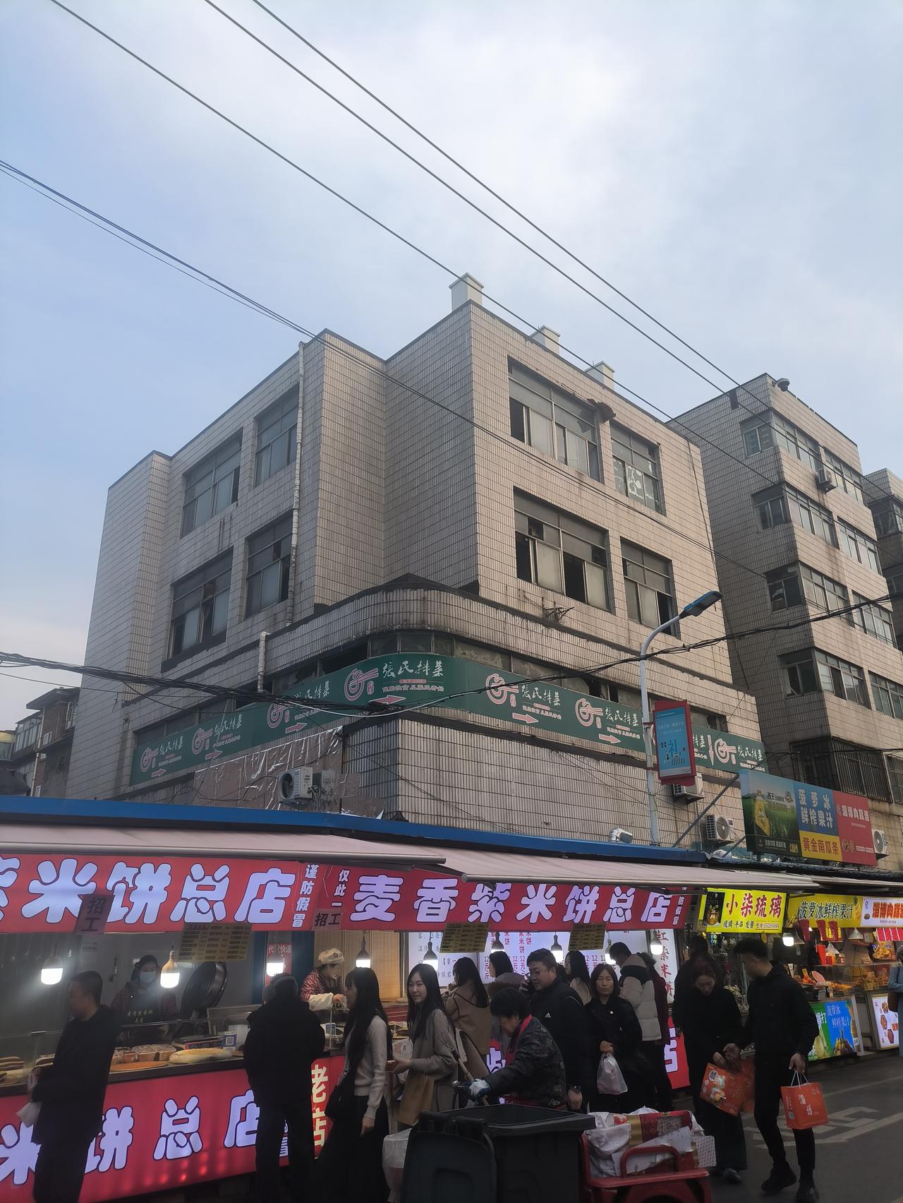 山东淄博八大局便民市场里面仍然有大量闲置空置房产。实在是资产浪费。下面这张照片