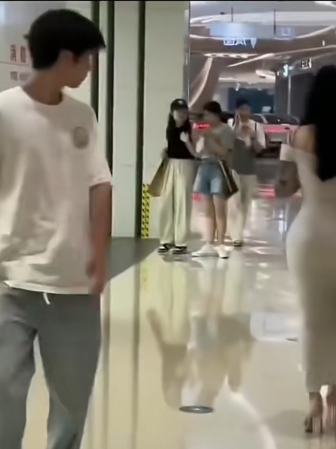 碰到这种女孩是个男生就会看两眼吧！