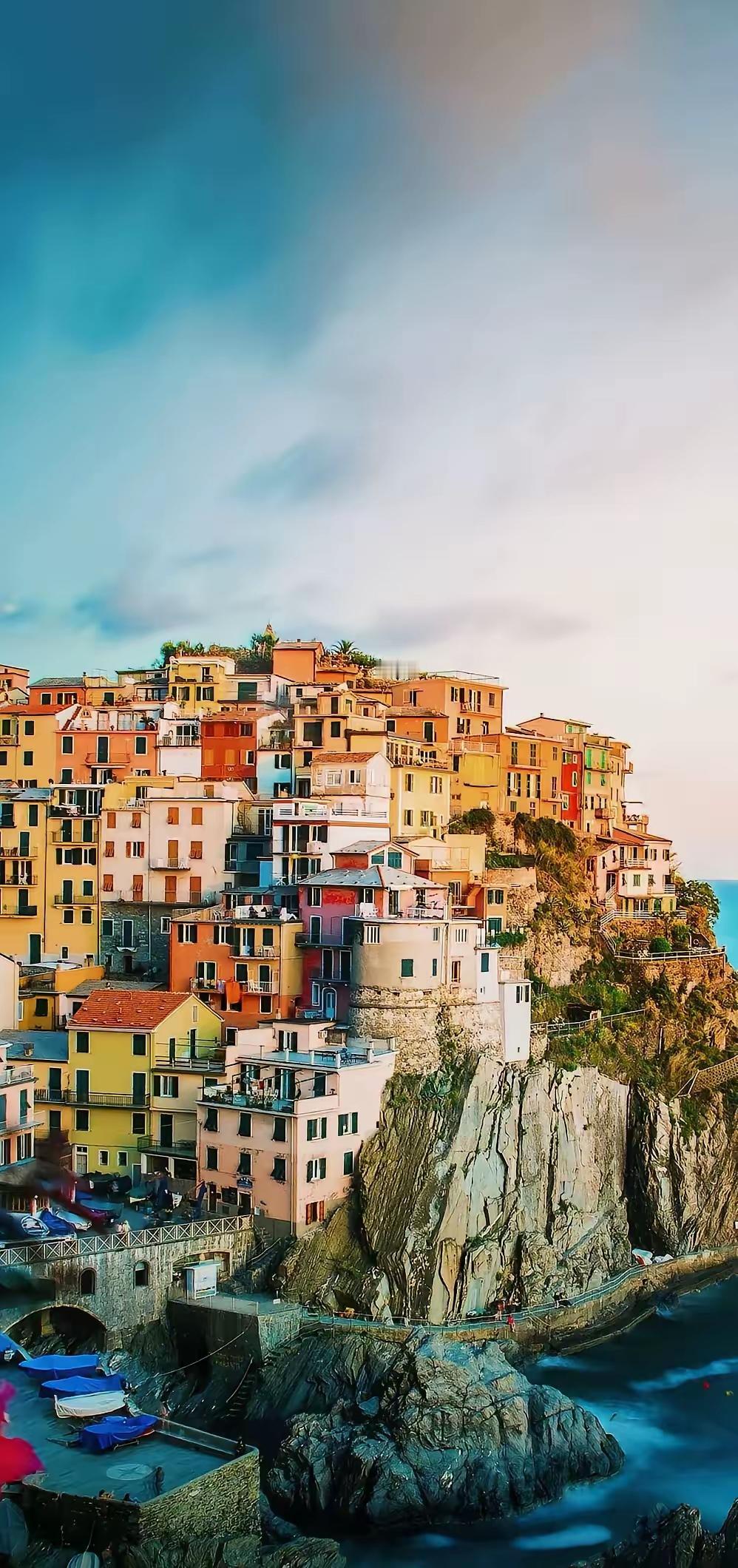 一位老媒婆唏嘘：“现在的行情就是，女的嫌男的穷，男的嫌女的老。到最后呢，白菜烂在