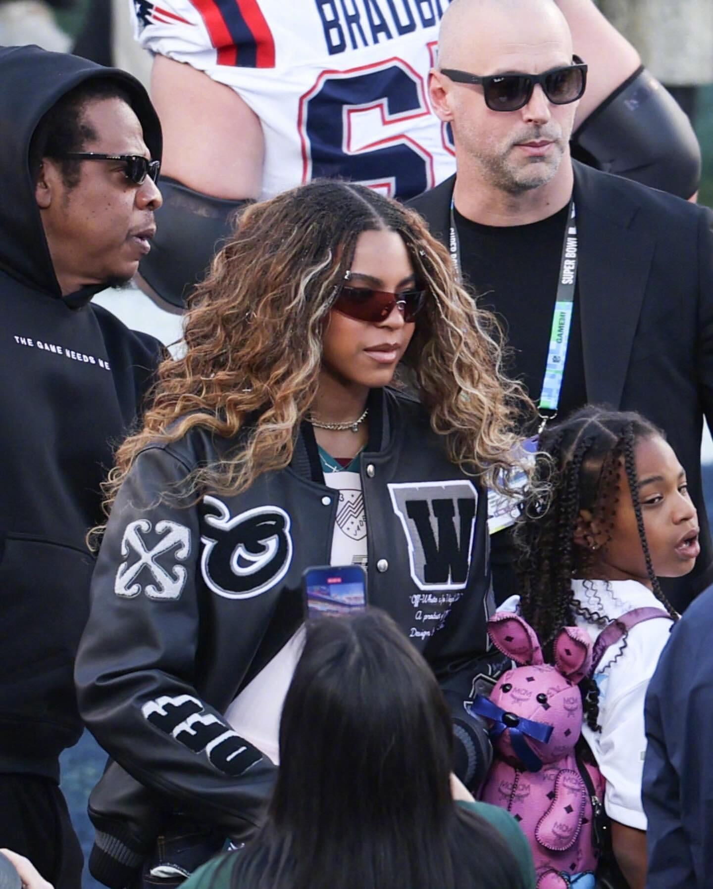 Jay-Z正携14岁大女儿BlueIvyCarter、小女儿Rumi