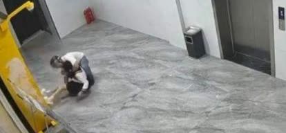 网友炸锅“头盔男”凌晨在电梯厅猥亵女子被拍。监控回放看，6月9日凌晨3点12