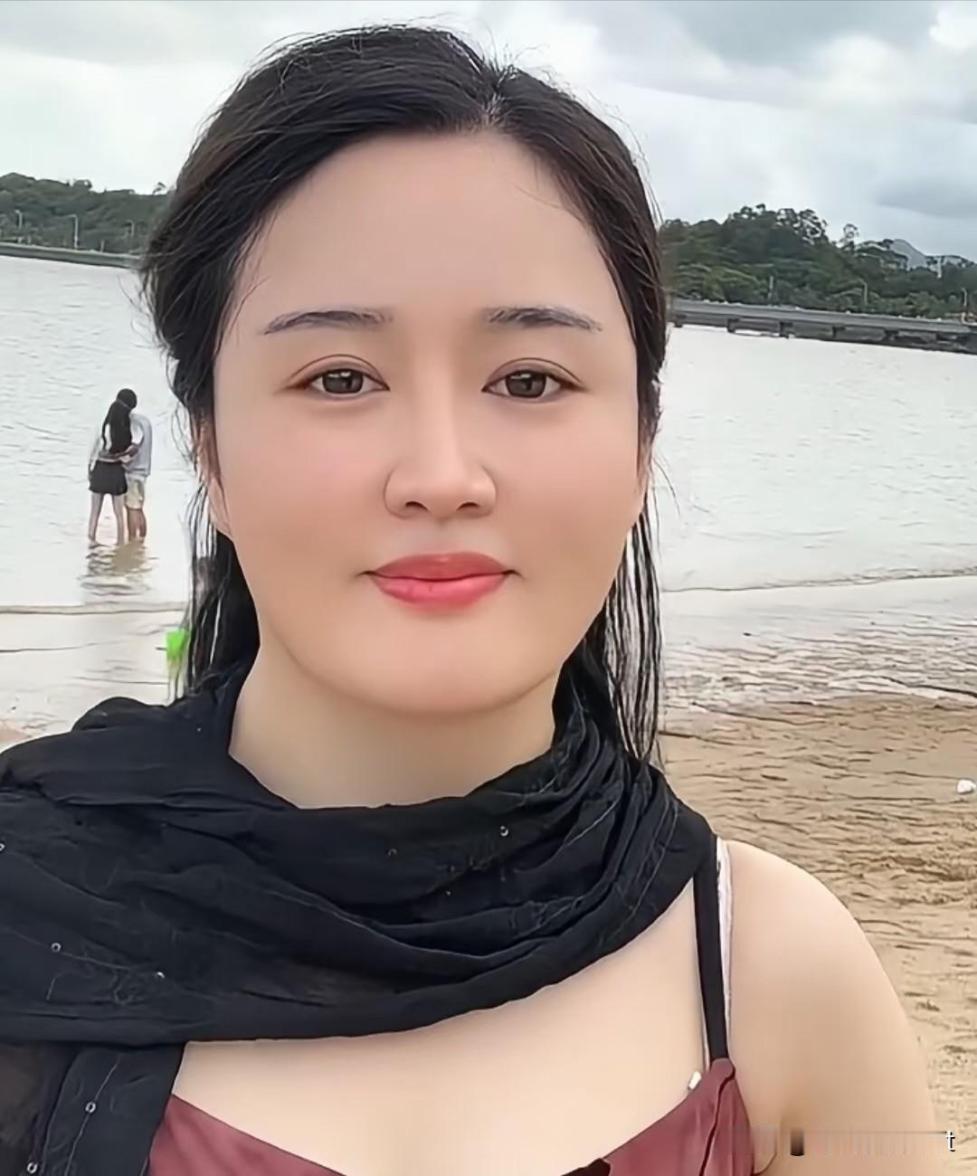 浣溪沙·海滨晴软浪轻沙映浅晴，黑纱斜覆酒红轻。眸含秋水自盈盈。岸外远