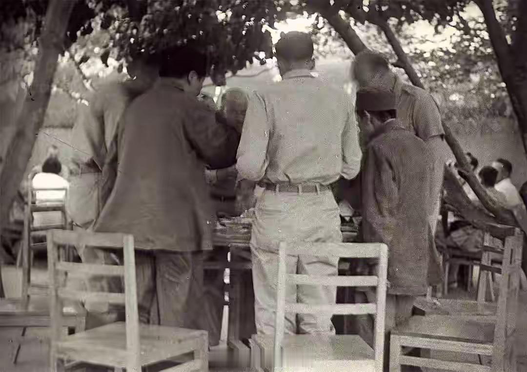 1944年，陕北。美军军事观察团到访延安，伟人设宴招待他们。