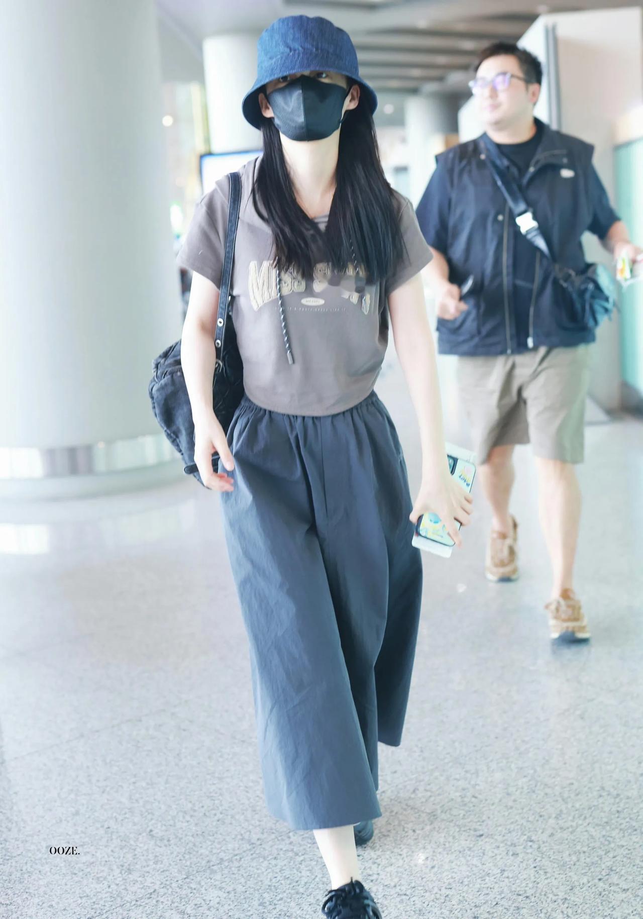 李沁这套机场私服，把休闲减龄感玩明白了！深灰色连帽短款T恤+藏青色宽松半身
