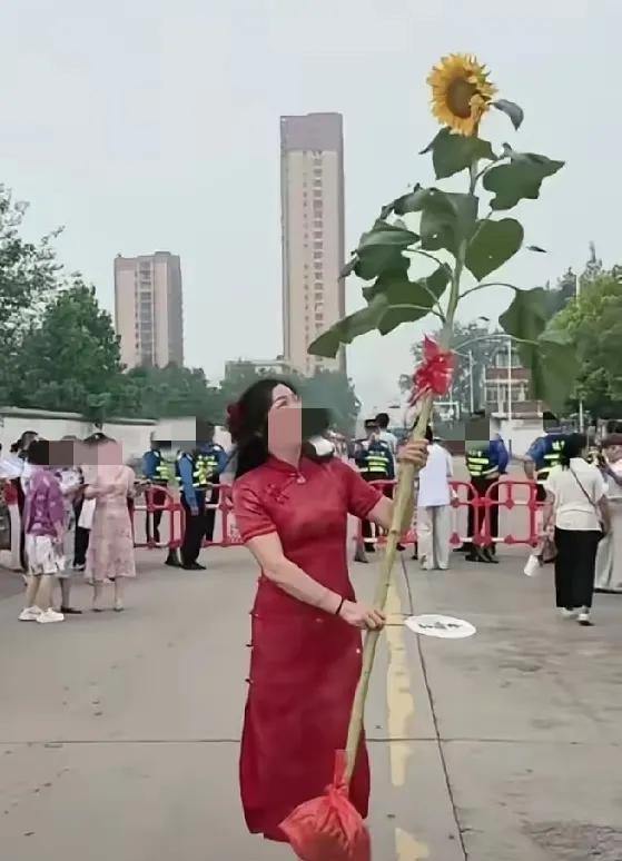 不太相信这是学生家长，学生家长紧张送孩子考试，忙着预定宾馆、准备可口饭菜，甚至帮