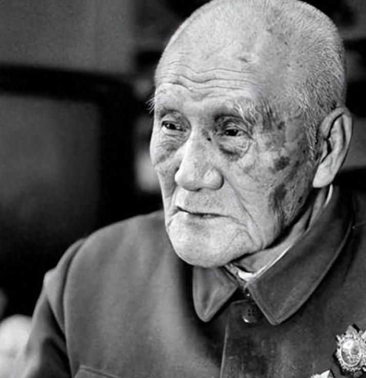 1941年延安，毛主席去食堂时，一个人拎着削尖的木棍朝毛主席后脑勺刺去，千