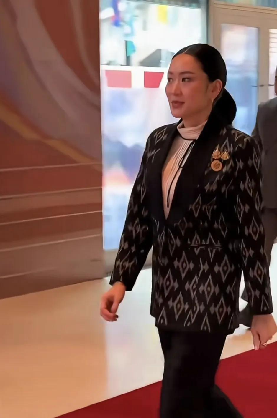 女强人！5月26日，佩通坦总理参加46届东盟峰会：黑底带图案西装，黑色西裤，脚踩