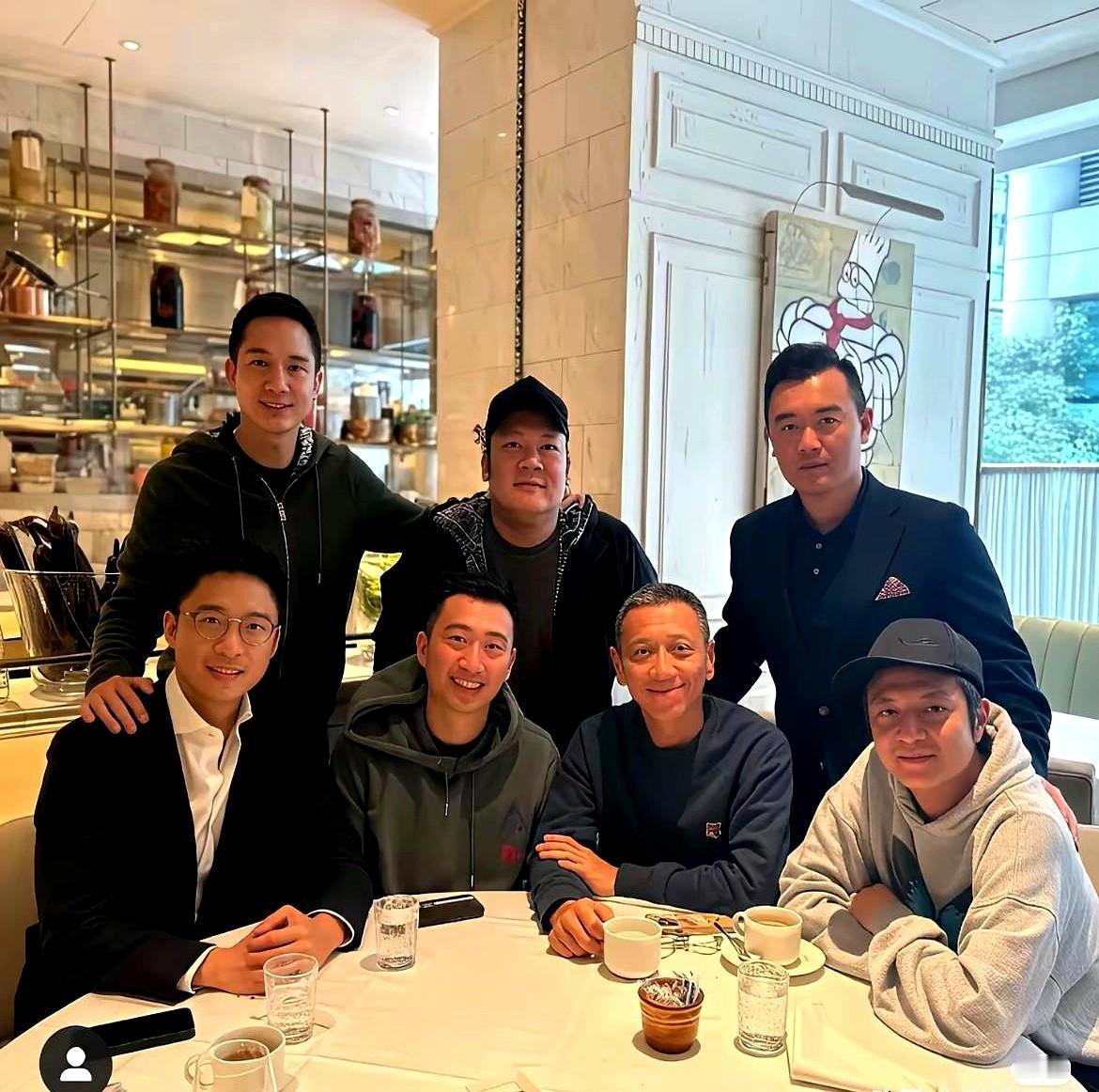 据说这是某顶级富二代的一次聚会。照片中并未出现王思聪，连赵本山儿子赵一楠（赵