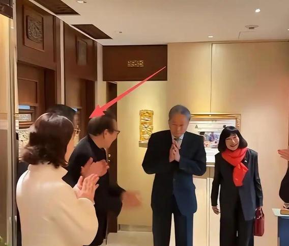 49岁翁帆在杨振宁去世5个月后罕见露面！发型焕然一新，气质温婉可人据多家媒体