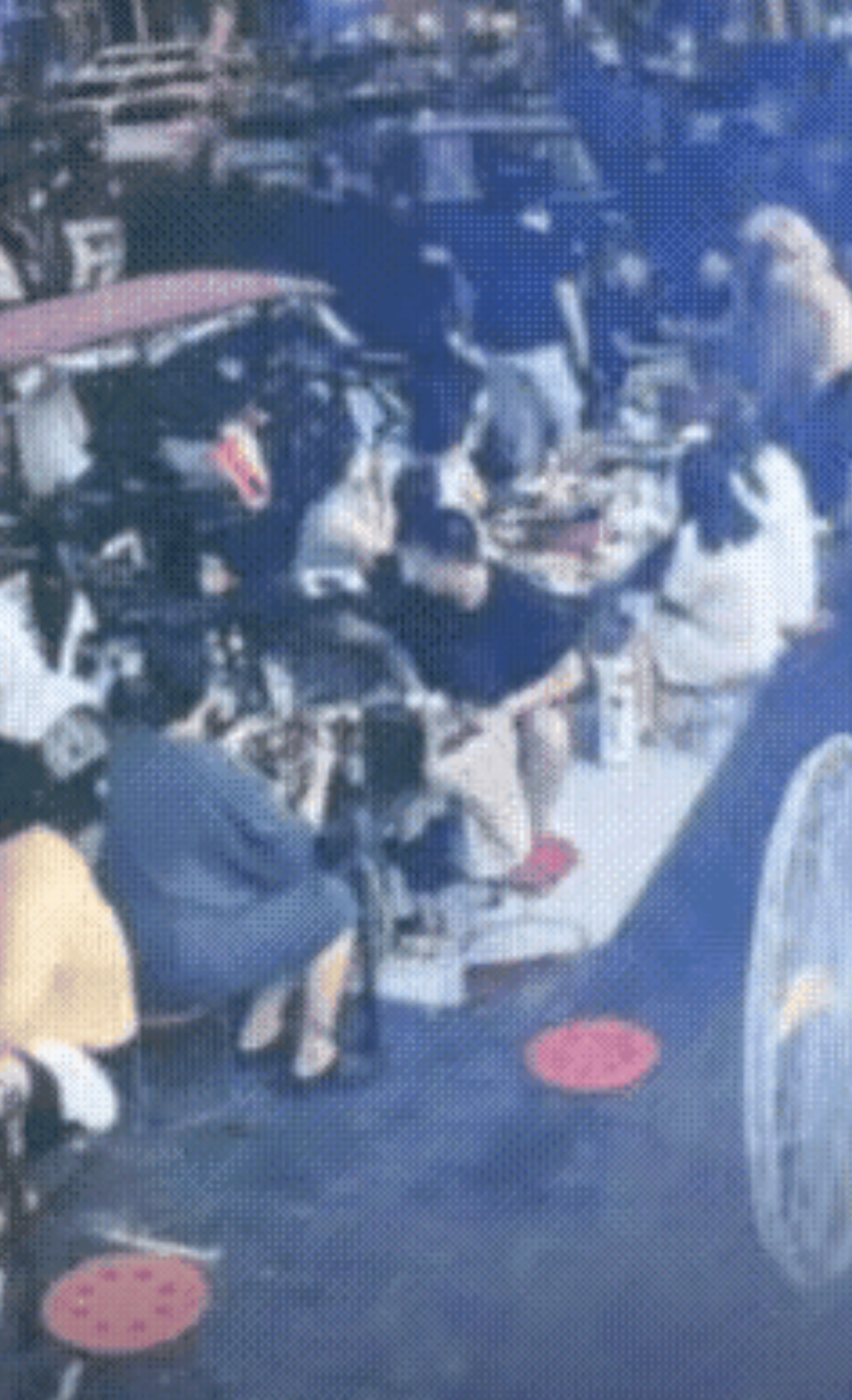 闹大了。河南，一名30多岁男子嫌自家楼下烧烤店太吵，直接朝楼下用餐人员泼洒不明液