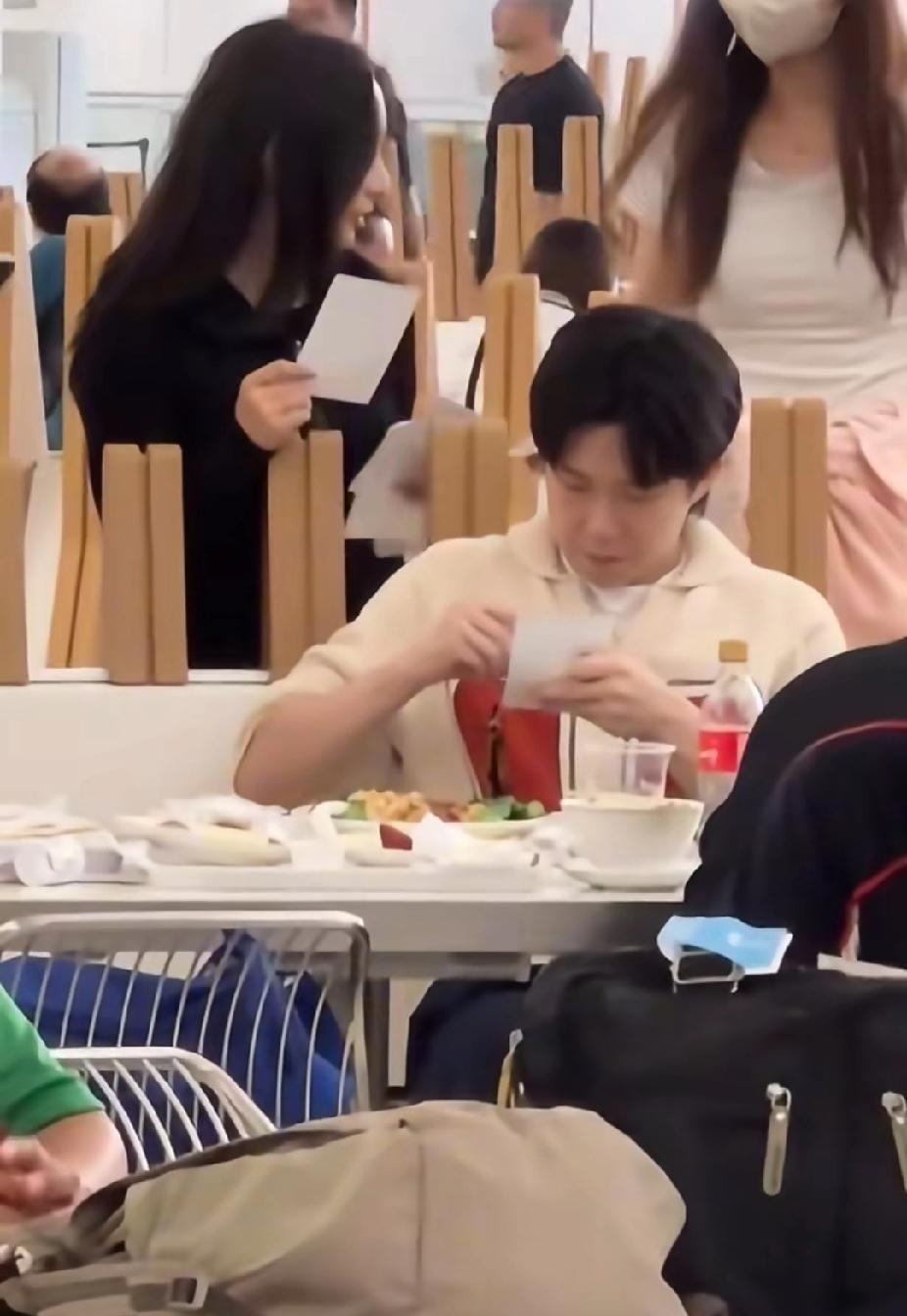 王楚钦香港机场签名记：赛场外的暖心“签字机器”在香港机场转机吃饭的间隙，王楚钦