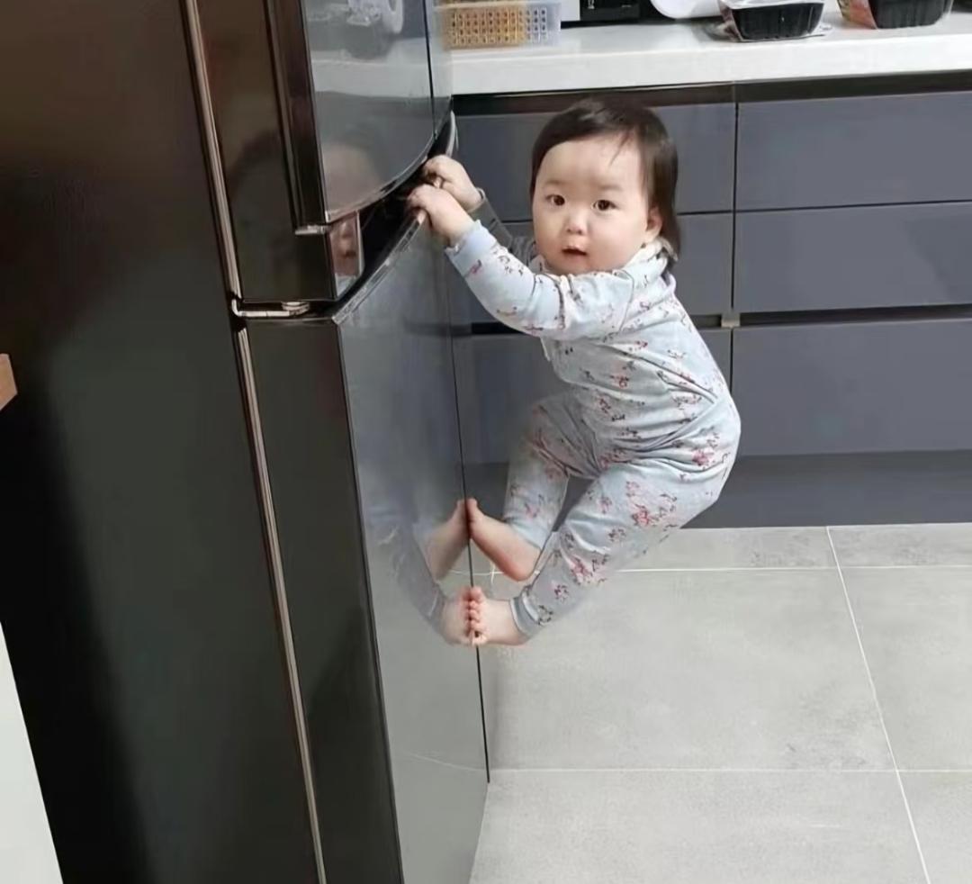 我对门30岁宝妈远嫁遇人不淑，被丈夫一句“滚”逼得带着5岁女儿净身出户，这日子想