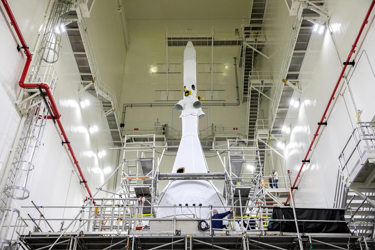 美国的这个阿尔忒弥斯2号还是很有看点。高98m。起飞重量2500吨，推力3800