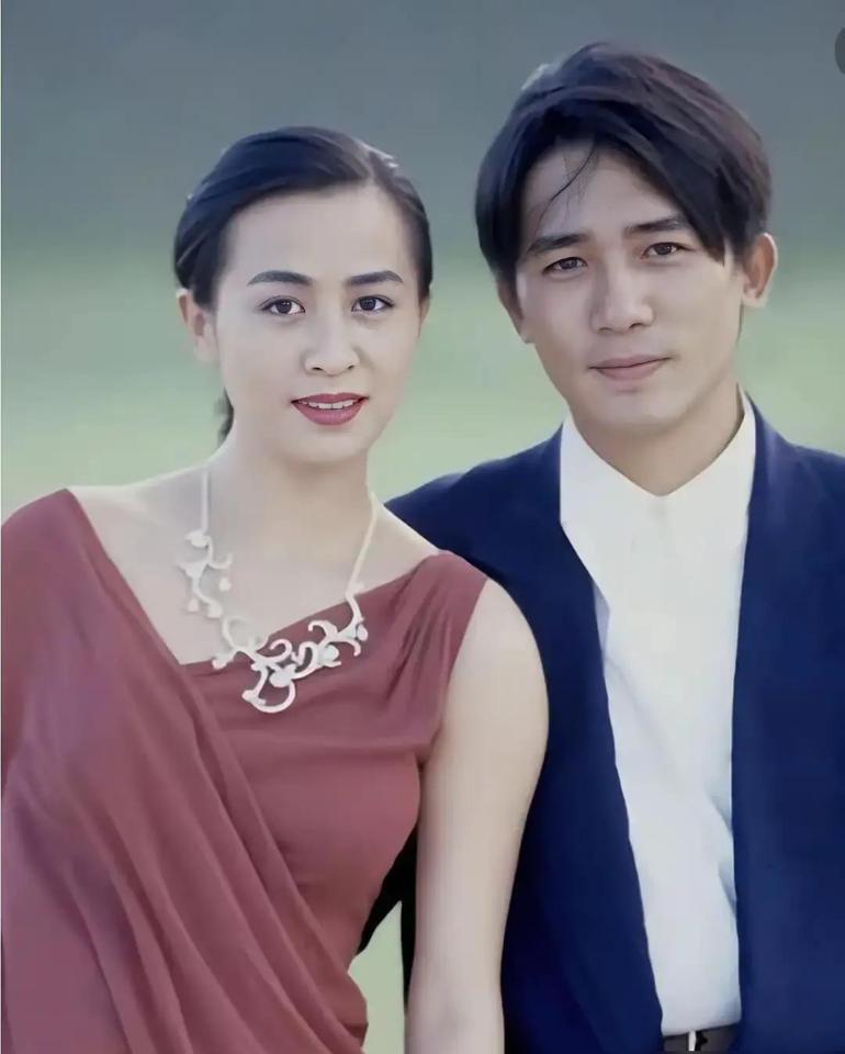 梁朝伟和曾华倩的旧照又被翻出来了。有人还在替他们惋惜，说当年要是没分手该多好。