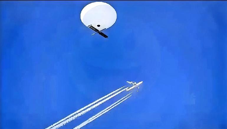 🔥霸气！中国空军硬核捍卫领空，万米高空果断击落非法空飘物！3月13日，《解放