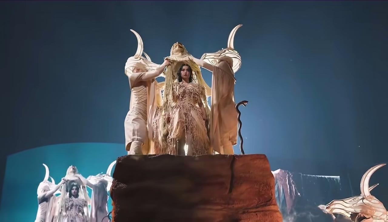 12月30日晚，蔡依林在台北小巨蛋举办的演唱会布景奇幻非凡，舞台上呈现出巨型公牛