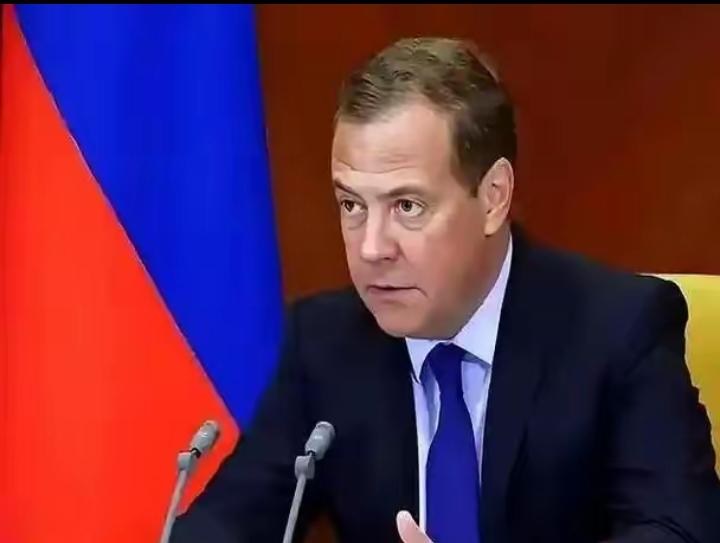 参加完伊朗国葬后，梅德韦杰夫颇为不满！难怪伊朗现在更信任中国！​​这次伊朗国葬