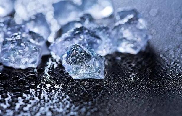 早在2000多年前，我国古人就能用热水造冰了，这项技术被称为"夏造冰"。制冰时，