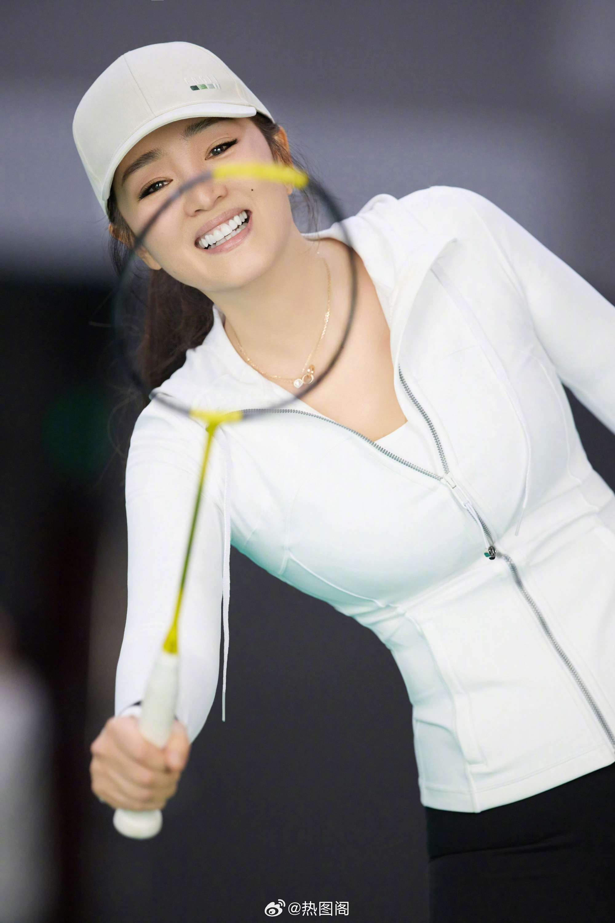 巩俐运动装，黑白色彩穿搭，她身材保持得真好。巩俐热图阁公众号