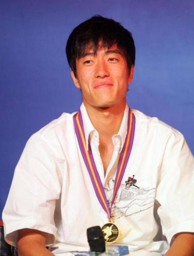 2004年刘翔跨栏夺冠后，开发商送他一套225万的房子，他豪气地送给教练，不料，