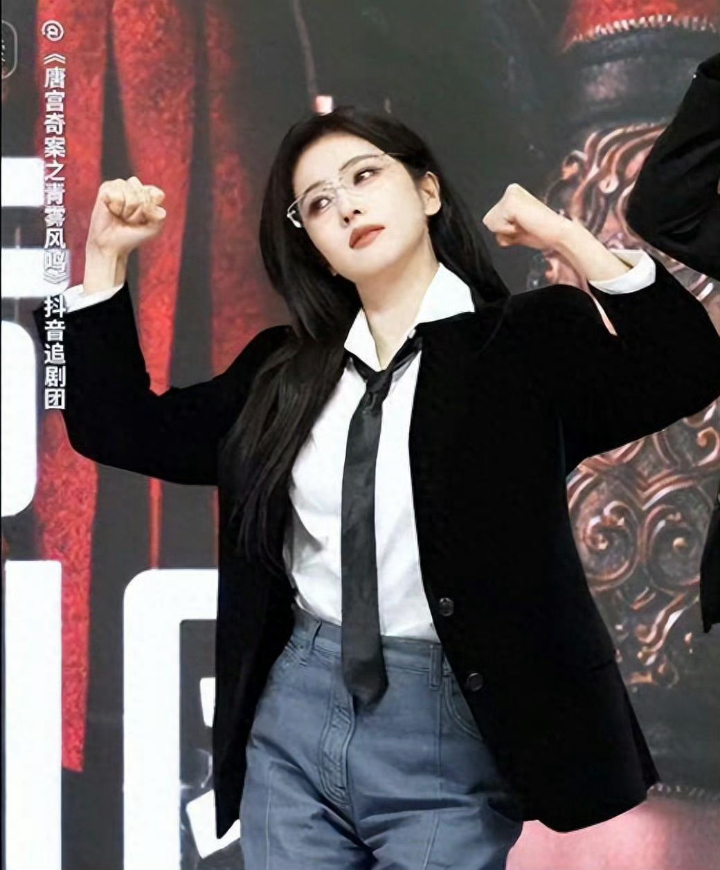白鹿牛仔裤造型，裆部鼓起引争议，话说女装真的不能好好做衣服吗
