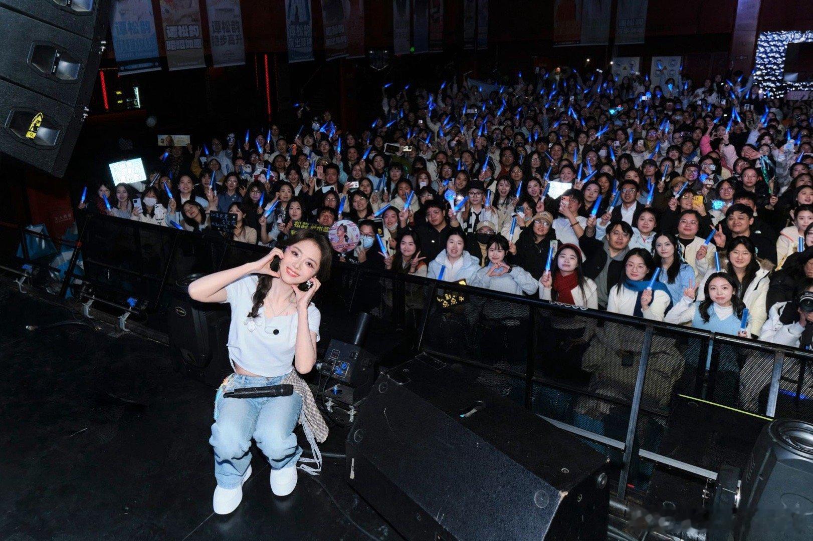 谭松韵粉丝想要粉丝得到把粉丝做的应援视频存进手机，采访时说反复看过。高清合照