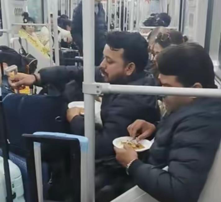 外国人又在中国地铁上吃饭，相关工作人员应该要被解雇。​据博主表示：虽然地铁工作