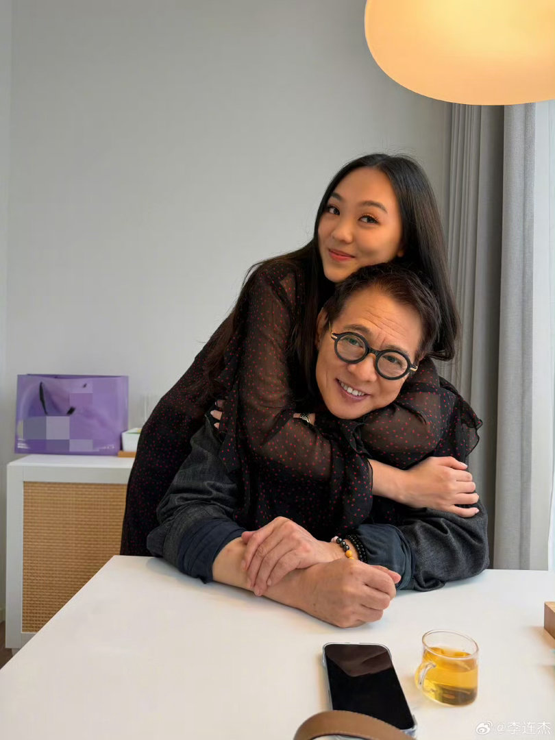 李连杰晒与大女儿合照晒出与大女儿的合照，表示有女儿陪伴工作虽累也开心，亲昵称呼