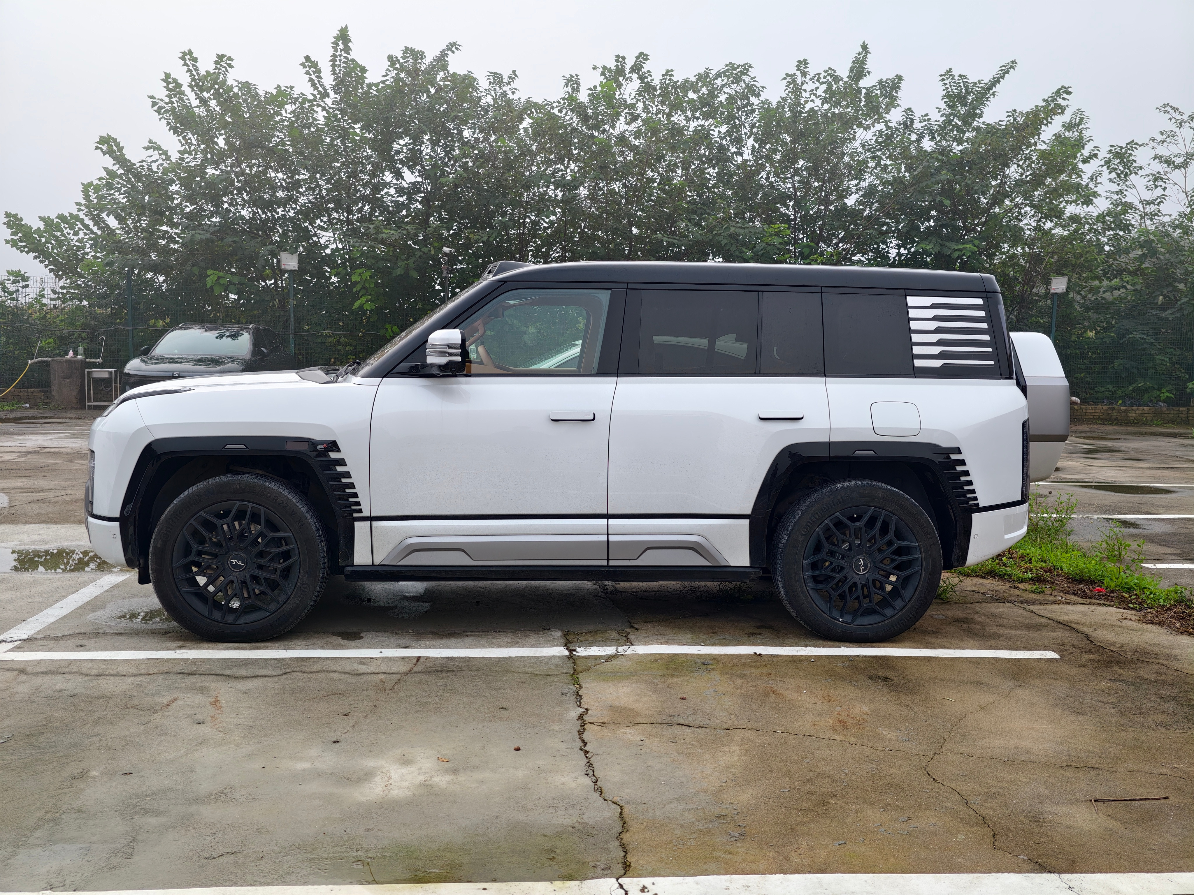 一百万以上的国产车，卖得最好的仰望U8。好！是大哥们喜欢开的车！坐进去视野和小卡