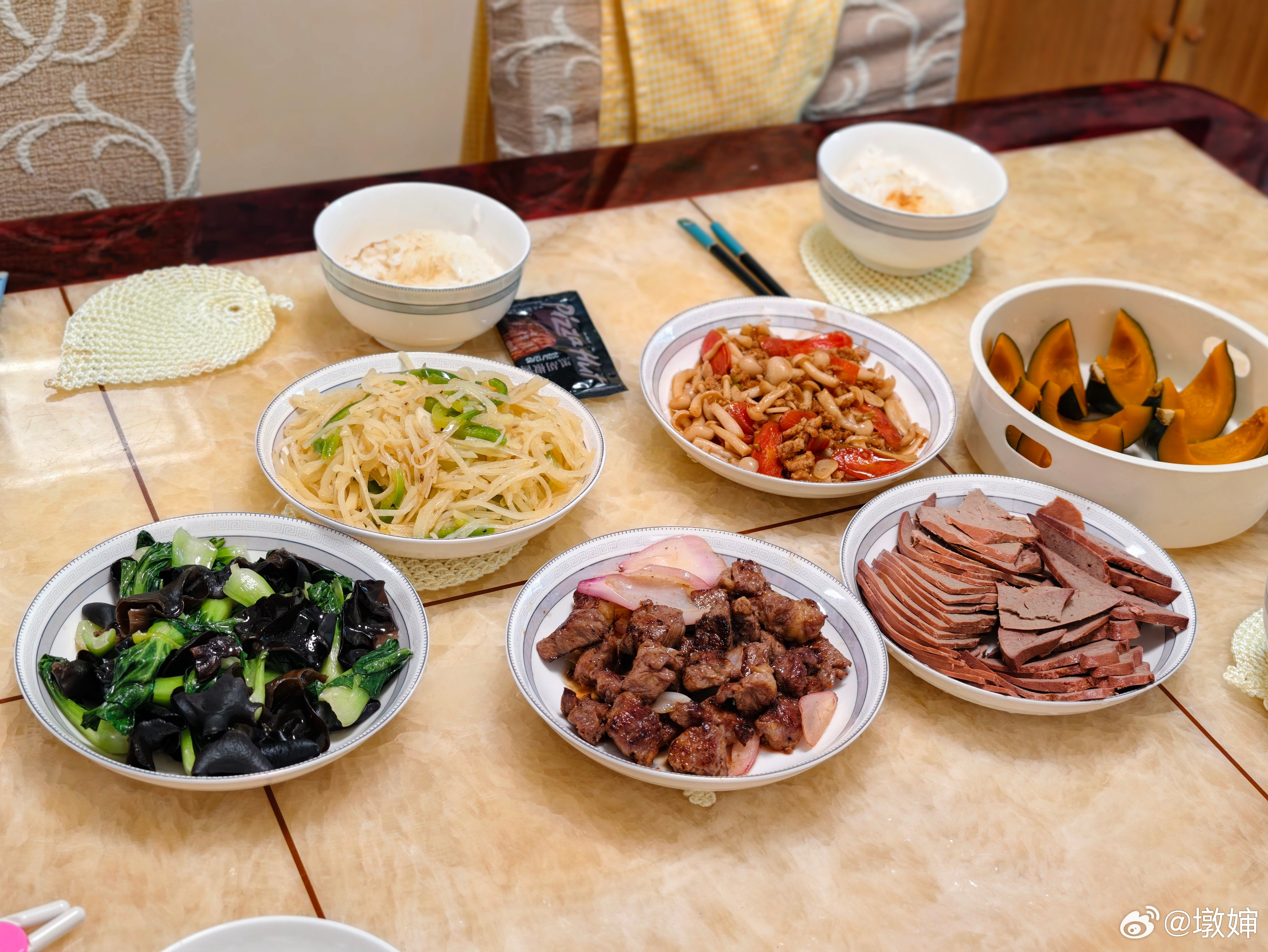 六块腹肌加载中坏消息：自己的饭太孬。好消息：家里的饭好丰盛！！