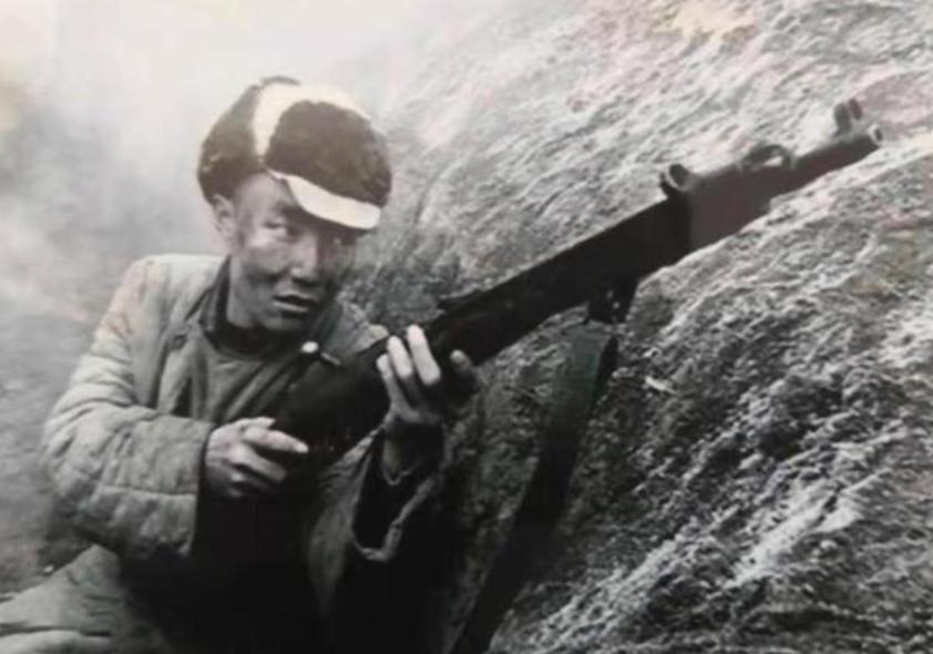 1952年，朝鲜战争中，一名美军大官到上甘岭视察，当他对着志愿军阵地指手画脚时，