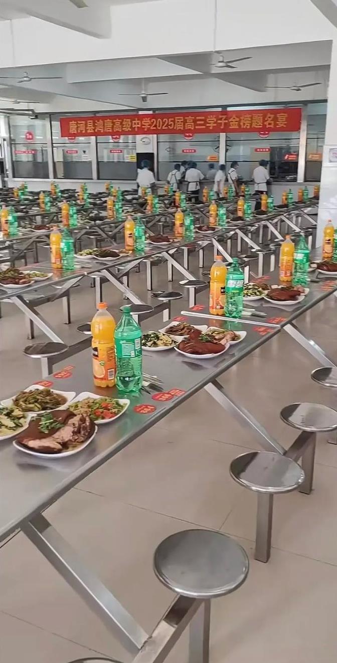 惊呆了！学校食堂上的一幕，赞不绝口！