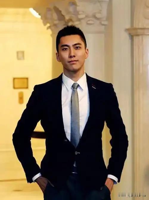 美国放狠话“不惜一切留住他”！90后帅小伙拒绝千万年薪，回国干了件大事“拦